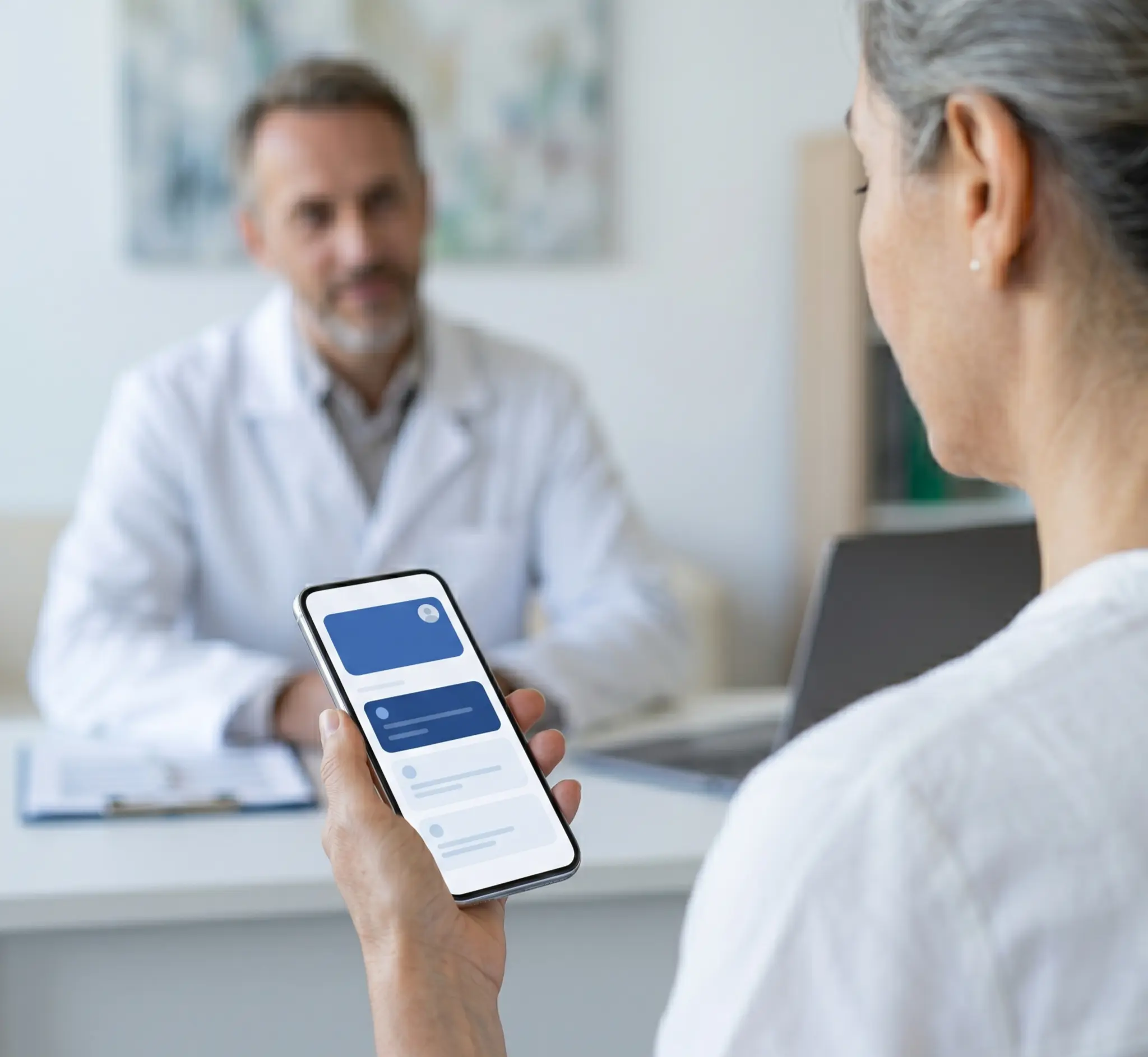 Mujer adulta consultando su información médica en MyData durante una visita al médico